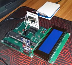 Gotowy projekt elektroniczny na zielonej płytce PCB z dużym wyświetlaczem i elementami elektronicznymi.