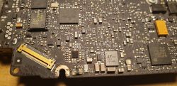 Macbook A1278 nie ładuje - jak sprawdzić ładowarkę i baterię?