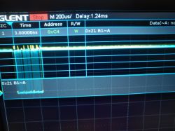 Zrzut ekranu z analizatora stanów logicznych przedstawiający sygnał I2C z adresem 0xC4.