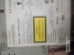 Tabliczka znamionowa urządzenia Harman MIB II z ostrzeżeniem o laserze.