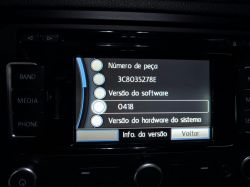 Autoinfotainmentsystem zeigt Softwareversion 0418 und Teilenummer an