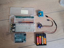 Elementy elektroniczne do projektu Arduino na drewnianej podłodze