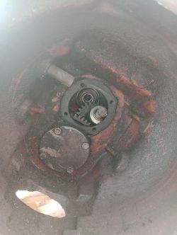 Wnętrze skrzyni biegów z widocznym mechanizmem zębatkowym w traktorze IMT 579.