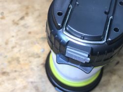 Górna część lampki kempingowej HC-261 z widocznym metalowym uchwytem.