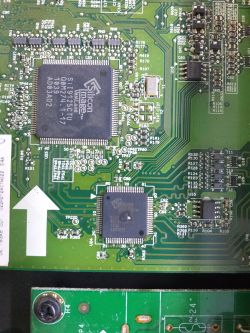 Identyfikacja układu U24 na płycie 4H.18DA8.A01 w monitorze BOSCH UML-262-90