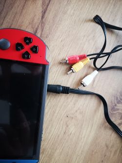 Jak podłączyć konsolę do TV Samsung UE55NU7172, mając taki kabel i wejścia?