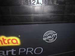 Zbliżenie na akumulator z kodem produkcyjnym 