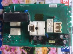 Płytka elektroniczna na stole, z widocznymi komponentami i złączami.