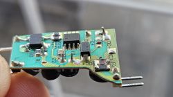 Kondensator SMD C3 w żarówce LED GU10 - czy konieczna wymiana?
