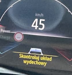Wyświetlacz deski rozdzielczej Renault Clio V e-tech z komunikatem: Skontroluj układ wydechowy.