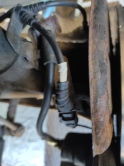 Golf V 2006 - Podłączenie klocków hamulcowych urwane gniazdo.