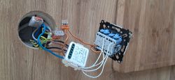 Dual roller shutter controller visible in the app, burns down at the click of a button