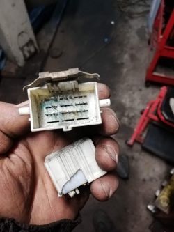 Renault Scenic 2.0 benzyna 2001r. - biała kostka pod skrzynką bezpieczników