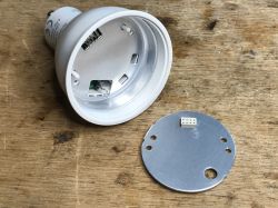 Yeelight GU10 Smart Bulb W1 350lm YLDP004-A - wnętrze, moduł WiFi