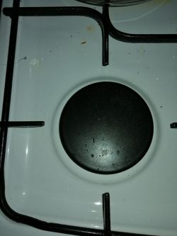 Amica 51GE3.32ZpTaR(W) - Duży palnik kopci Amica 51GE3.32ZpTaR(W) - Duży palnik kopci