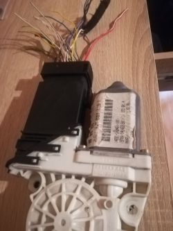 Jak podłączyć oryginalne silniczki i przełączniki do szyb w VW Golf 4?