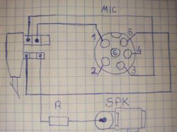 Odręczny schemat podłączenia mikrofonogłośnika z zaznaczonymi punktami i oznaczeniami dla różnych przewodów.