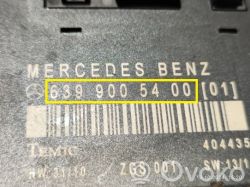 Zdjęcie numeru części na czarnym module Mercedes-Benz, z numerem 639 900 54 00 w żółtej ramce.