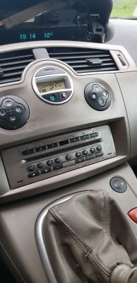 Jak wprowadzić kod w radiu Cabasse Renault Scenic II?