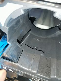 Bizhub C280 - błąd c2557, nierówny wydruk, pusty lejek tonera czarnego