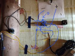 Schemat połączeń elektrycznych z kablami i oznaczeniami na stole