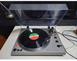 Gramofon Technics SL-1600 z odtwarzającą płytą winylową.