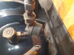 Zawór i filtr gazowy zamontowany na butli LPG w pojeździe.