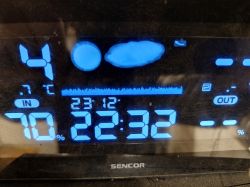 Wyświetlacz stacji pogodowej pokazujący temperaturę 4°C, wilgotność 70% i godzinę 22:32