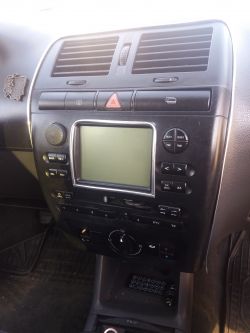Radio fabryczne SEAT Ibiza 2fl czy jest wyjście pod subwoofer?