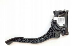 Pedał samochodowy z czarnym plastikowym ramieniem i obudową z etykietą