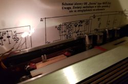 Zbliżenie na wnętrze radia Unitra Dorota z widocznym schematem i elementami elektronicznymi.