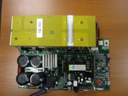 Uszkodzona płyta PCB ze spawarki Shermann MIG200HD z obszarem zwęglonym pod transformatorem HF.