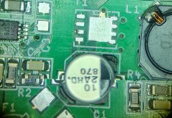 Obraz elektronicznego układu scalonego z przesuniętymi częściami z lewego i prawego kanału optycznego mikroskopu.