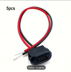 Pięć sztuk czarnych gniazd USB-C z dwoma przewodami czerwonym i czarnym.