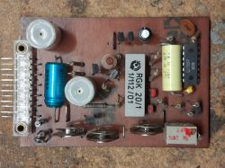 Płytka drukowana z elementami elektronicznymi, w tym kondensatorami, rezystorami i układami scalonymi
