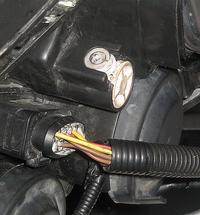 VW Polo 2004 - Czy fabrycznie montują tylko jeden silniczek regulacji świateł?