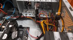 Jak uporządkować kable w starszej obudowie bez otworów na przewody?