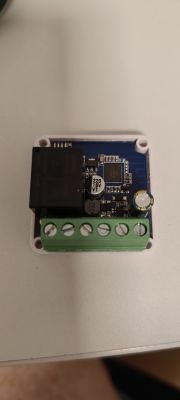 Electronic Module with BK7231N Chip Image of an electronic module with a chip and screw terminals.
