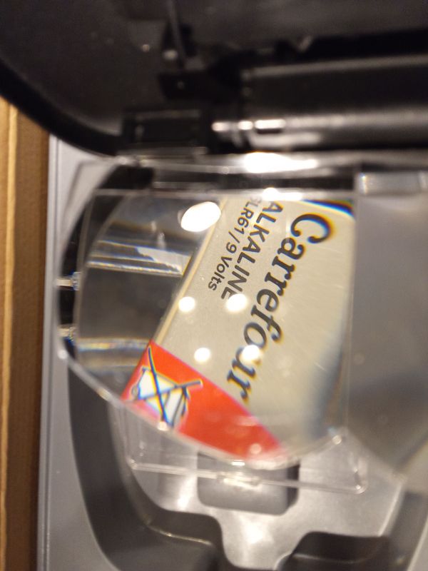 Recenzja daszka z lupą przy pracy z małymi elementami elektronicznymi