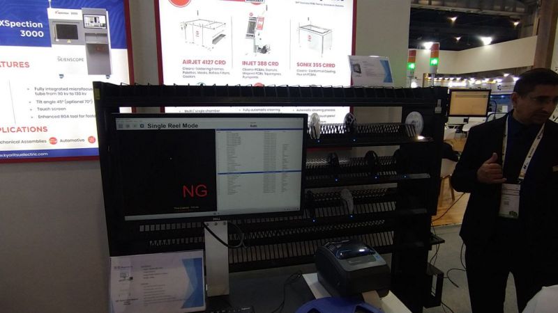 Stoisko z systemem magazynowania rolek elementów elektronicznych na targach w India Expo Mart.
