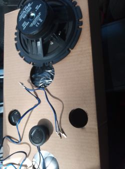 Jak podłączyć głośniki Alpine SXE-1750S w Peugeot 407?