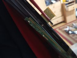 Związane złącze w telewizorze LG Zbliżenie na płytkę drukowaną wewnątrz telewizora LG z widoczną odklejoną taśmą przewodzącą.