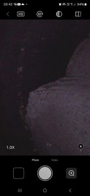 Zdjęcie wnętrza katalizatora samochodowego wskazujące na uszkodzenia ceramicznego wkładu.