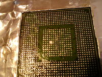 Czy złączone pady na płycie mogą być połączone z masą? Jak to sprawdzić?