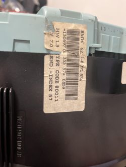 Naklejka z numerami seryjnymi i kodem na liczniku BMW Z3.