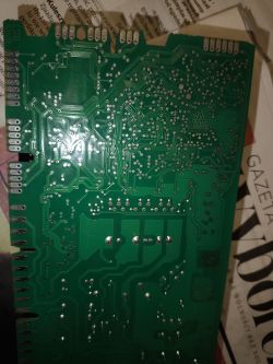 Zielona płytka PCB z widocznymi ścieżkami i punktami lutowniczymi