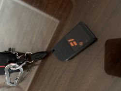 Kluczyk samochodowy z pilotem leżący na stole.