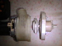 Whirlpool ADG 698 FD - Cieknie woda z pompy myjącej,luzy na wirniku.