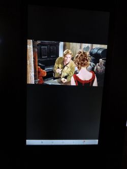 Kadr z filmu westernowego wyświetlany na pionowym ekranie urządzenia Smart View