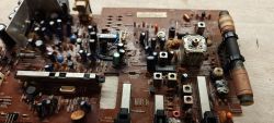 Płyta elektroniczna z różnymi komponentami, takimi jak kondensatory i rezystory.